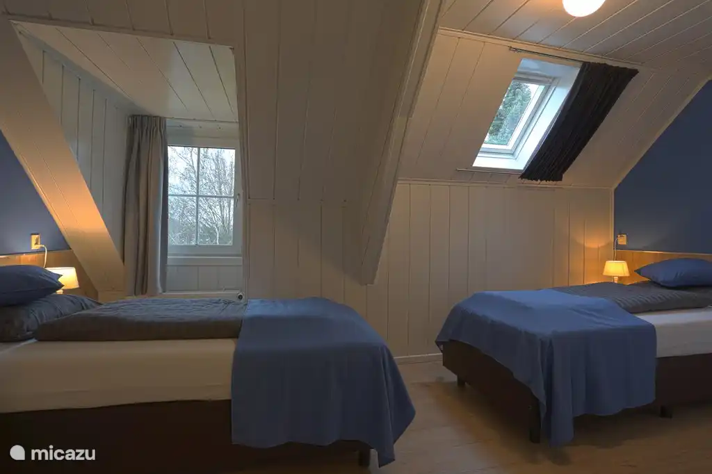 2-Personen-Schlafzimmer mit Blick auf den Garten.