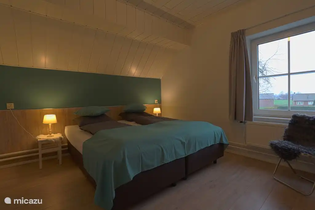 Schlafzimmer für 2 Personen mit Blick auf den Garten.