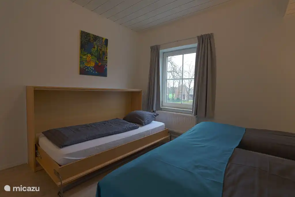 Im Schlafzimmer für 2 Personen befindet sich ein Bettkasten. Dies gilt, wenn mehr als 12 Personen übernachten.