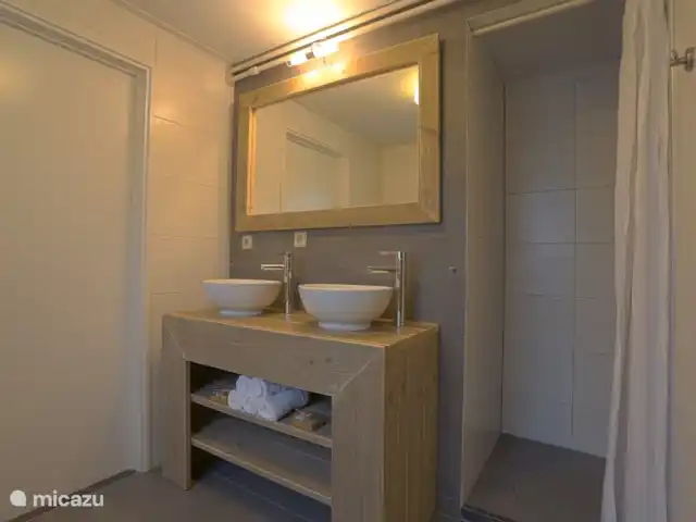 El Looische Hoeve en Países Bajos, Limburgo, Wellerlooi - casa de campo cuarto de baño con 2 lavabos, 1 ducha y WC.
