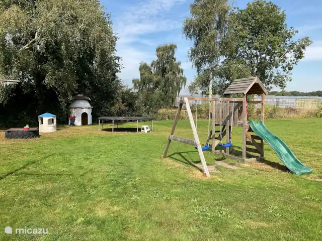 El Looische Hoeve en Países Bajos, Limburgo, Wellerlooi - casa de campo zona de juegos infantil con tobogán, columpios, trampolín, arenero, etc.