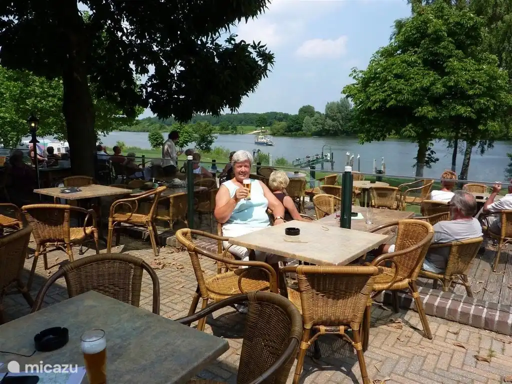 nach Tante Jet mit der Fuß- und Radfähre