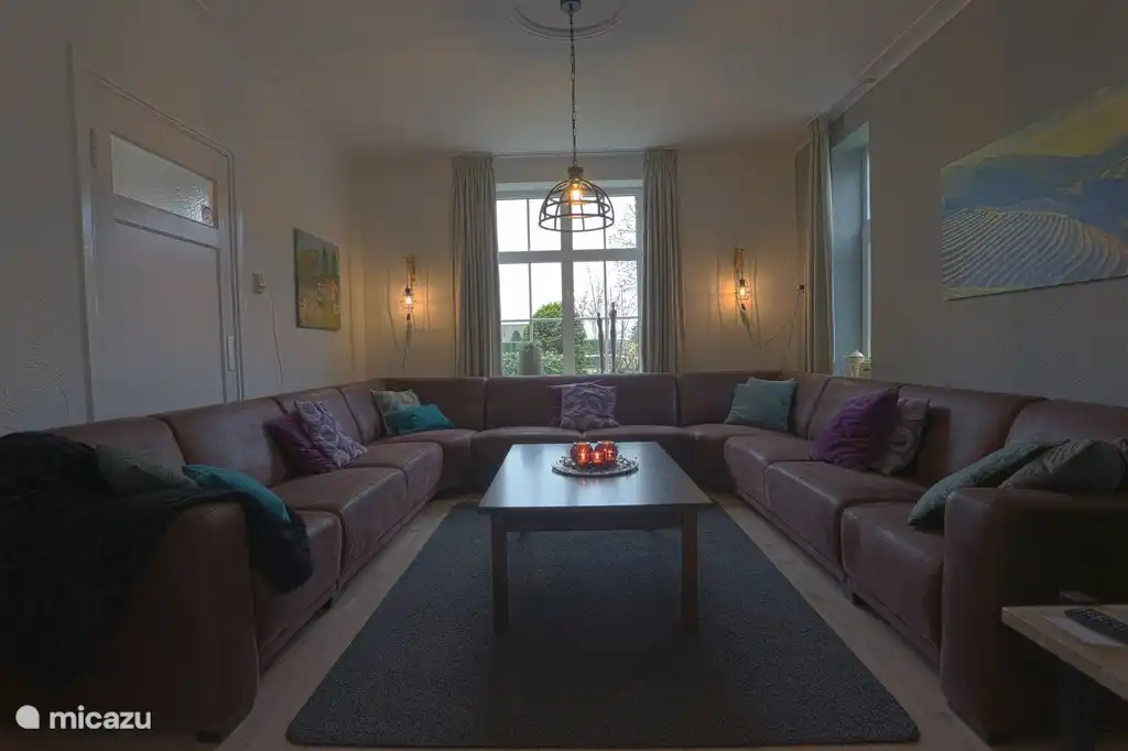 eine große gemütliche Couch für alle. Gartenaussicht.