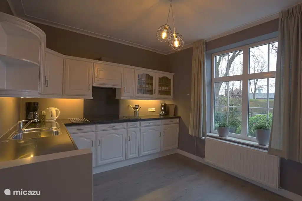 voll ausgestattete Küche, ausgestattet mit allem Komfort mit Blick auf den Garten.