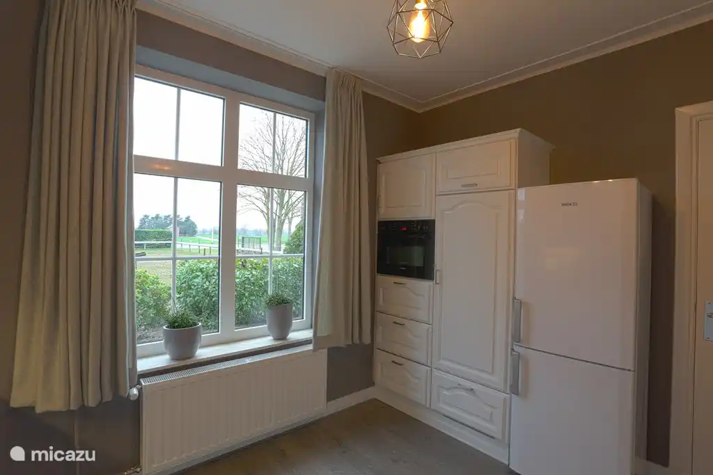 Kombi-Mikrowelle, Kühlschrank und zusätzlicher Kühlschrank mit Gefrierfach.