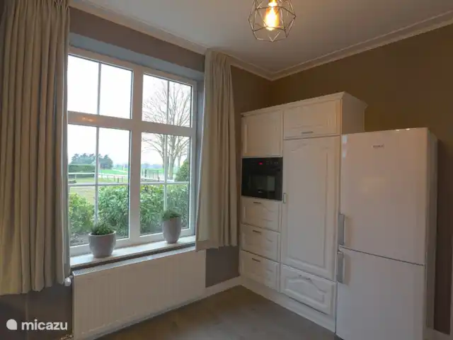 El Looische Hoeve en Países Bajos, Limburgo, Wellerlooi - casa de campo Combinación de microondas, frigorífico y frigorífico adicional con congelador.