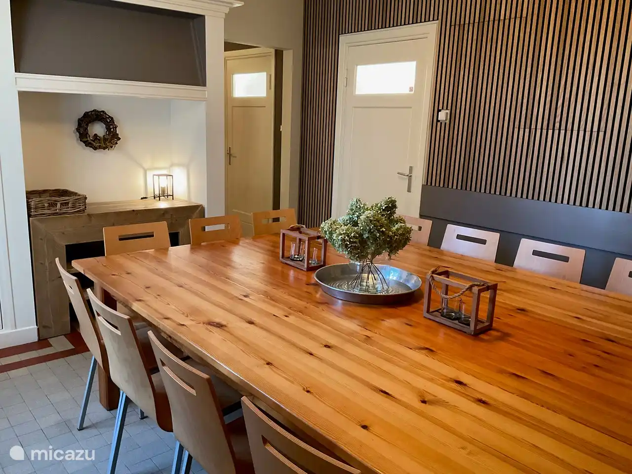 große Küche für 14 Personen, in der jeder bequem speisen kann.