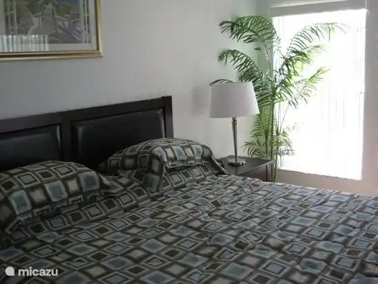 1 Schlafzimmer mit Kingsize-Bett