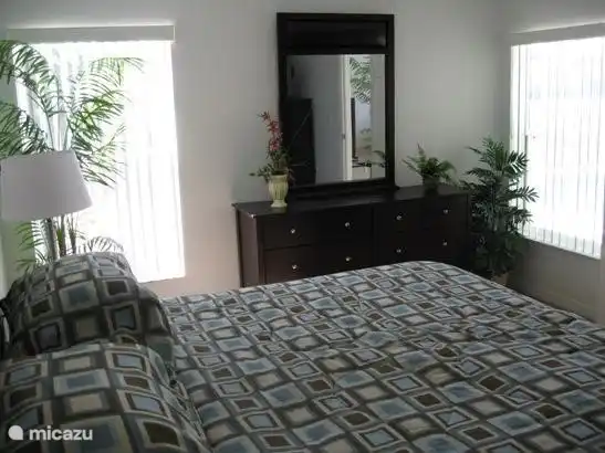 Master-Schlafzimmer mit TV