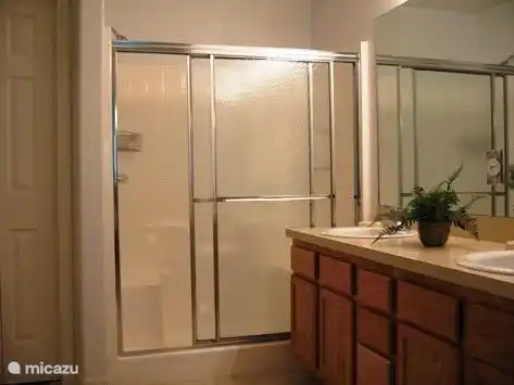 Badezimmer 1 mit Dusche und separatem WC