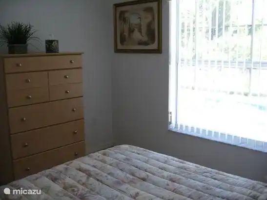 Gästezimmer mit Blick auf Pool