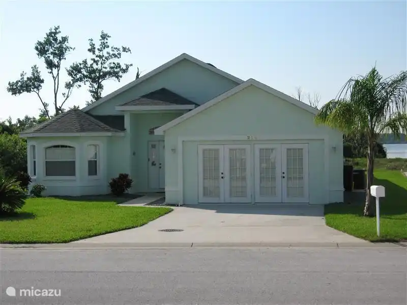 Der einladende Empfangsbereich. Das Auto wiederum direkt vor der Tür