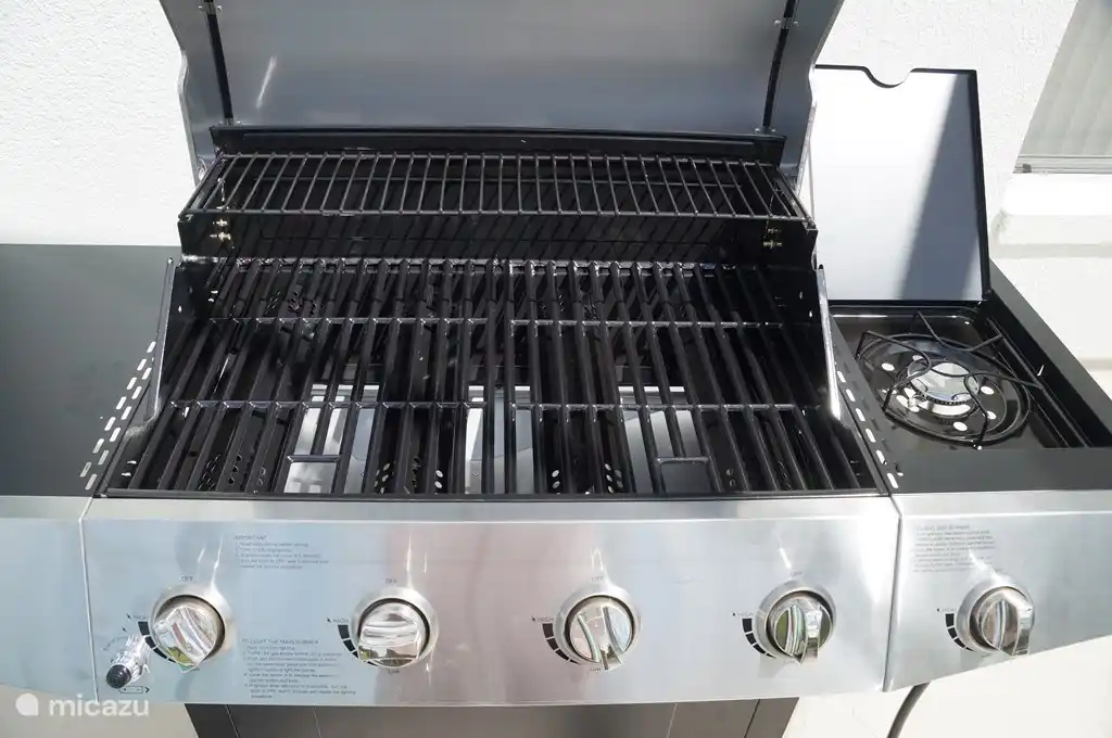 Grill (Gas) auf der Terrasse mit separatem Brenner