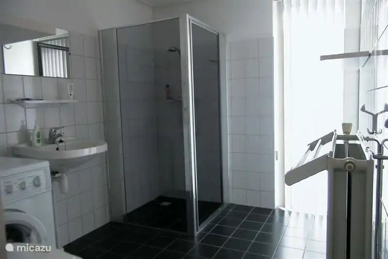 Das geräumige Badezimmer mit einer schönen Dusche und ..