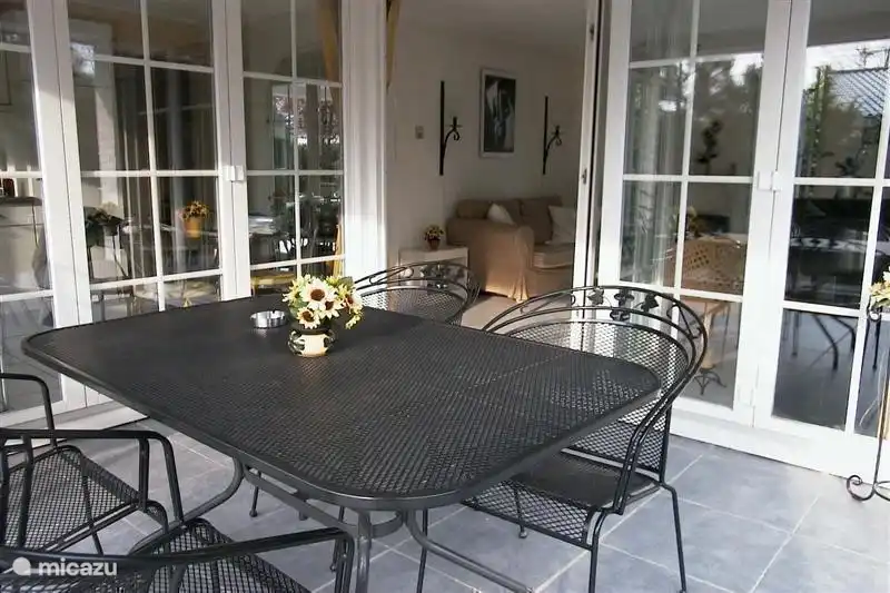 Überdachte Terrasse .. obwohl es ein bisschen weniger ist, können Sie immer trocken draußen sitzen auf der überdachten Terrasse 30 m2 ... mit Aleen schönsten Abendsonne