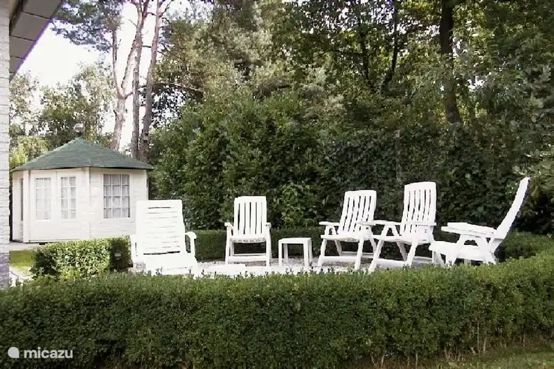 Hinten (außen) Terrasse im Zirkel ..