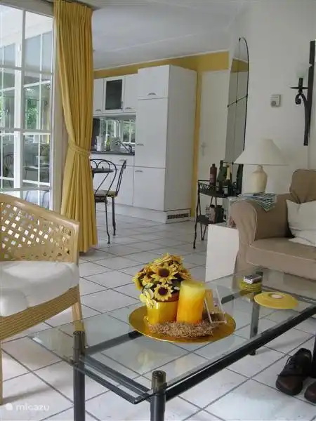 Die offene Küche ist mit einem 4-Platten-Herd, Kühlschrank mit kleinem Gefrierfach, Mikrowelle und Grill / Ofen und natürlich vielen elektrischen Geräten ausgestattet ..