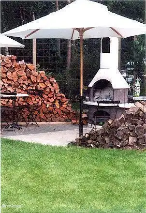 Und was halten Sie von dem sehr gemütlichen Außenkamin, an dem Romantik und aufregende Abenteuer (Geschichten ;-)) entstehen.