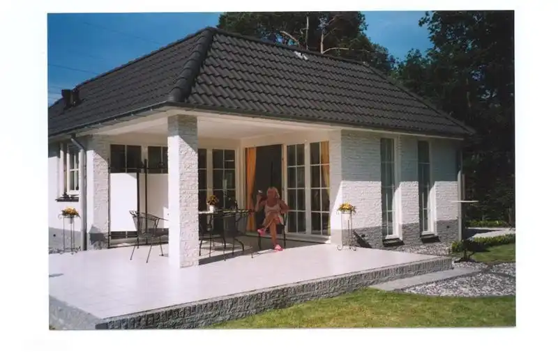 * Spielen Sie das Video unten ab! * Luxuriöser, gemütlicher, freistehender Ferienbungalow mit KLIMAANLAGE, 400 MB Internet in der Nähe der Veluwe und des Veluwemeers. Schöner Waldgarten mit 4 Terrassen und einem Außenkamin. Radfahren, Wandern, Joggen, Bootfahren, Reiten, Schwimmen, Vergnügungsparks usw.