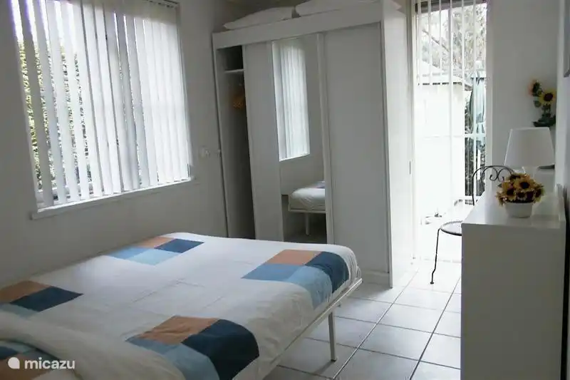 Master-Schlafzimmer mit Queen-Size-Bett ..