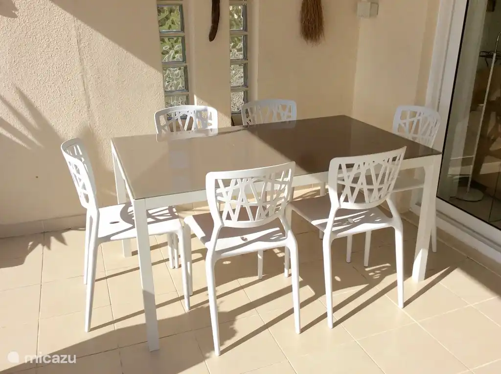 Essbereich auf der überdachten Terrasse