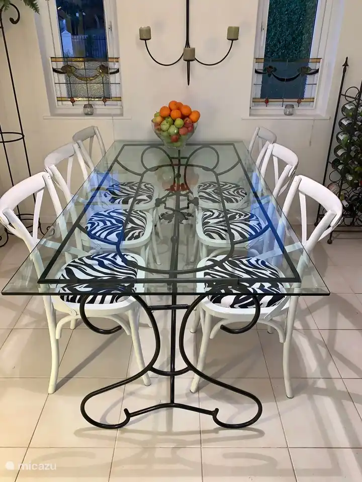 Ruinierter Esstisch für 6 Personen