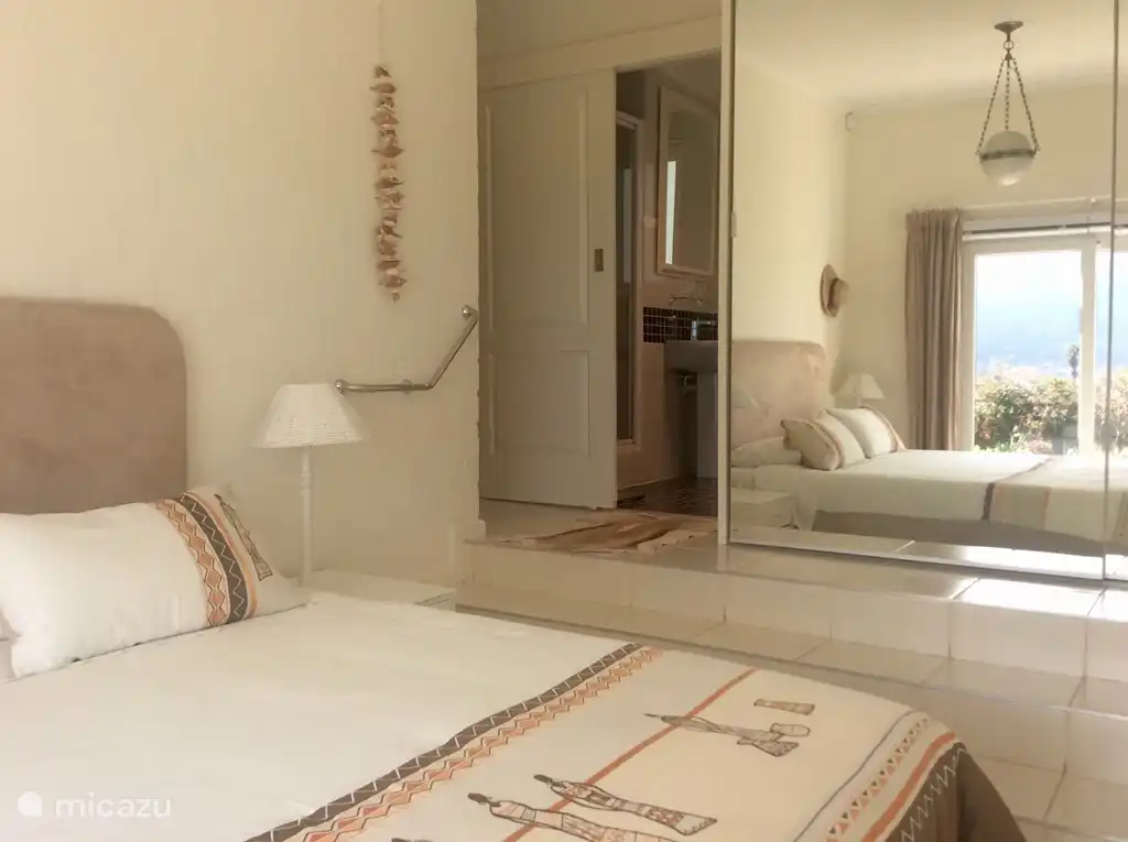 Master-Schlafzimmer mit angrenzendem Badezimmer.