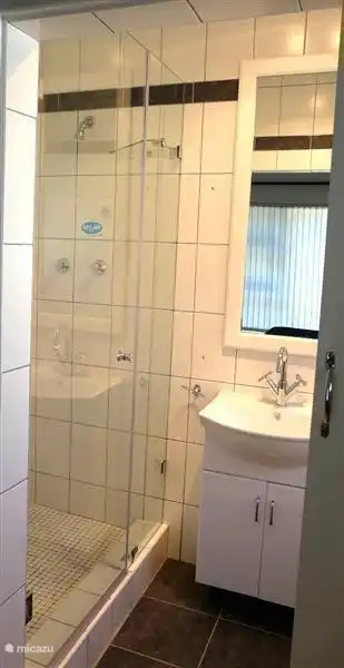 angrenzende Badezimmer mit zweiten slaapkamer.zeer geräumige Dusche, Waschbecken und Toilette.