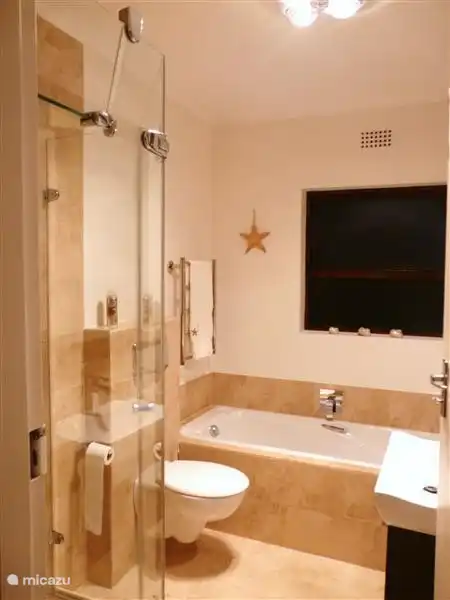 Dies ist die separate Badezimmer, das zum dritten Schlafzimmer gehört. Das Badezimmer ist nicht in der Flur Badezimmer, aber separat.