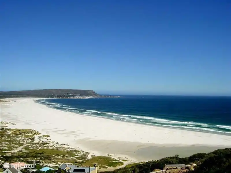 Der 8 km langen und sehr breiten Strand von Noordhoek.