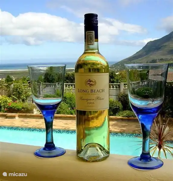 Bei der Ankunft ist eine Flasche Wein aus Südafrika, bereit für die Gäste.