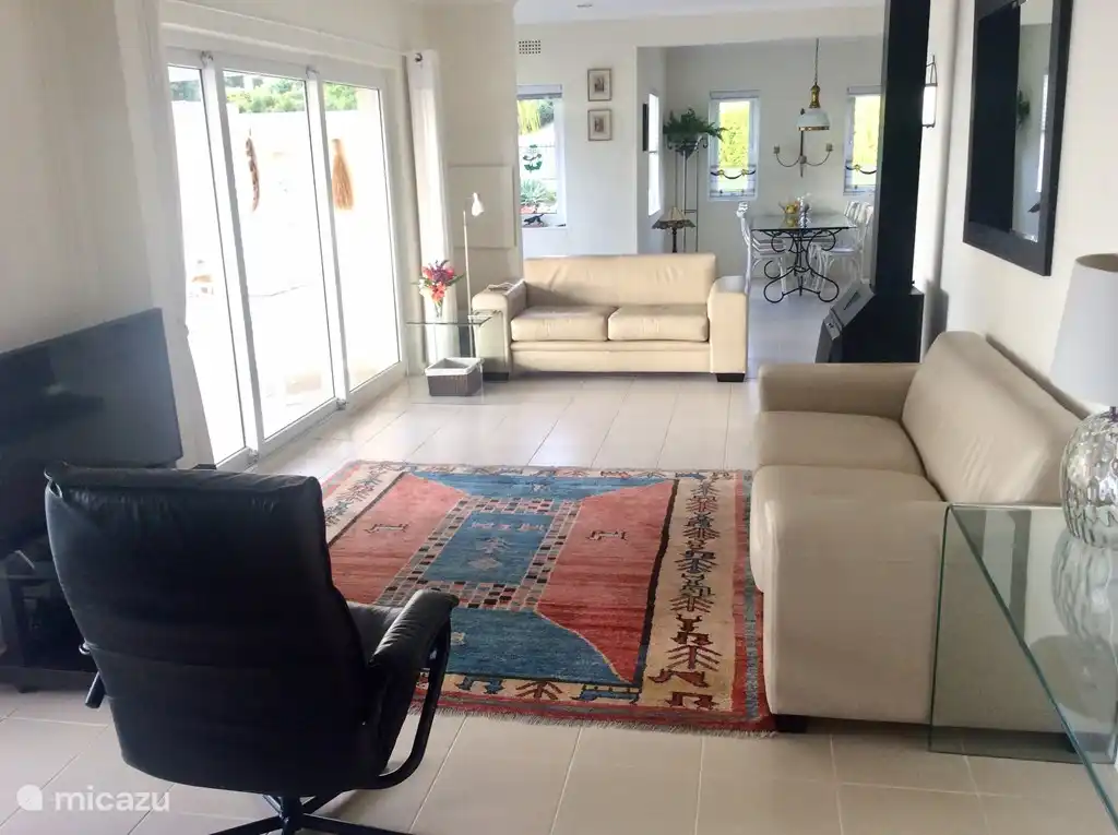 Das geräumige Wohnzimmer hat einen angrenzenden Essbereich mit einem Tisch für sechs Personen.