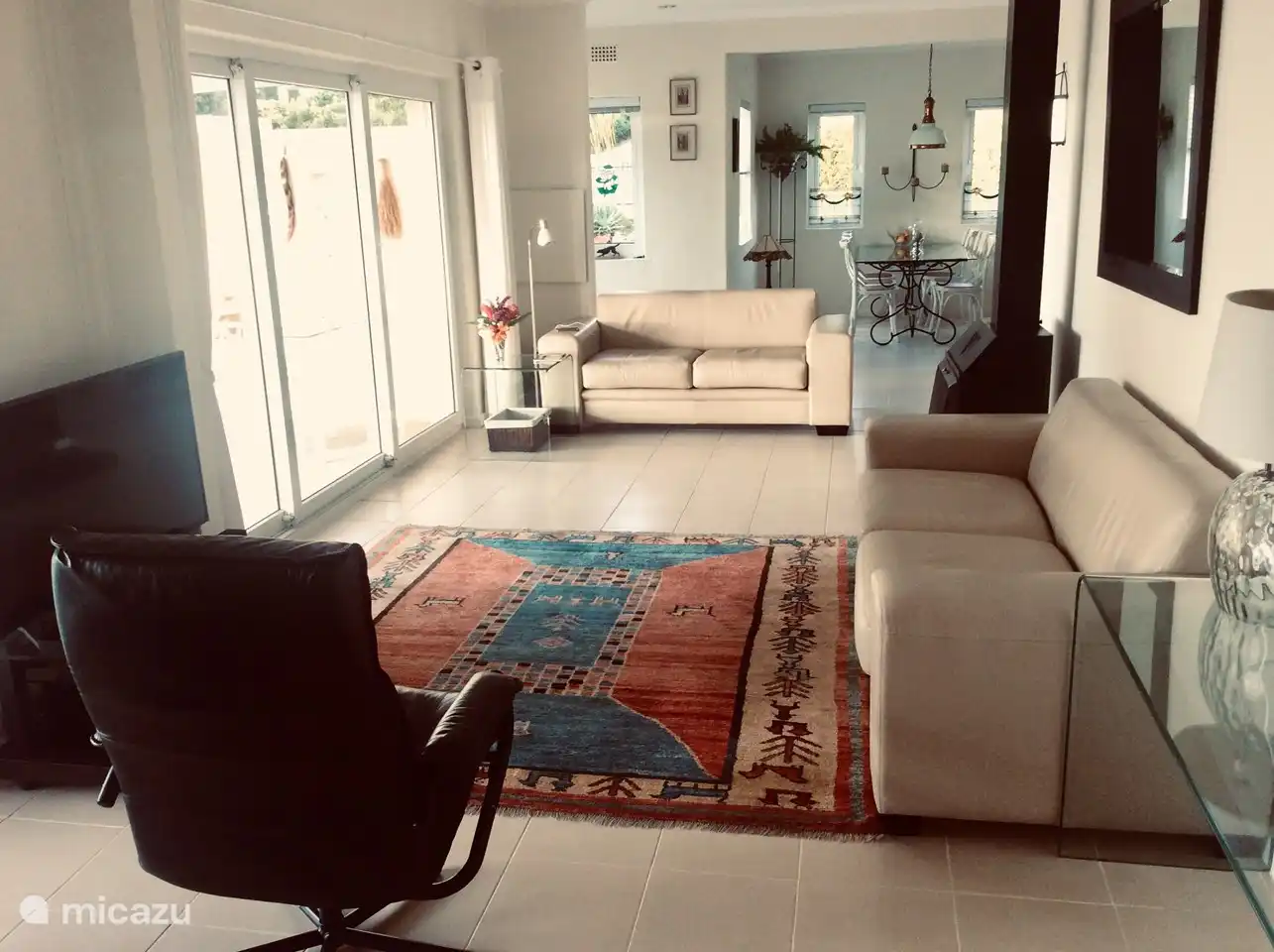 Wohnzimmer mit angrenzendem Essbereich