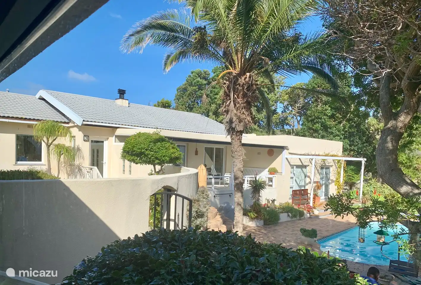 abgelegener Garten mit Swimmingpool.