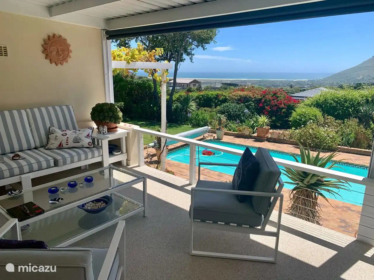 Gemütliche Sitzecke mit atemberaubender Aussicht.