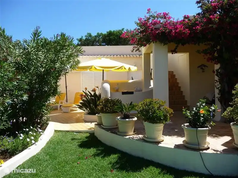 Ein Blick von der Terrasse zum Pool.