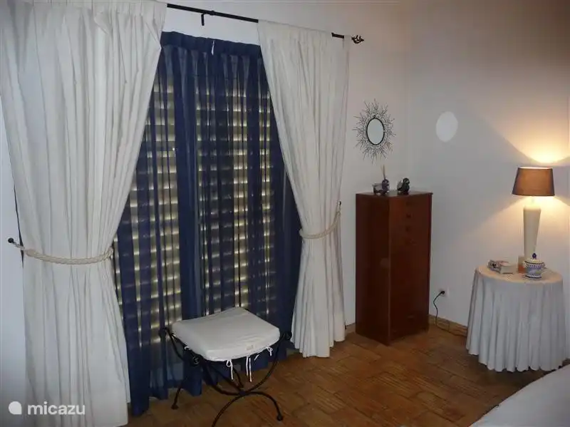 Elternschlafzimmer aus einem anderen Blickwinkel, die Schiebetür zum Pool-Terrasse. So aus dem Bett wie ein Bad in der köstliche Wasser.