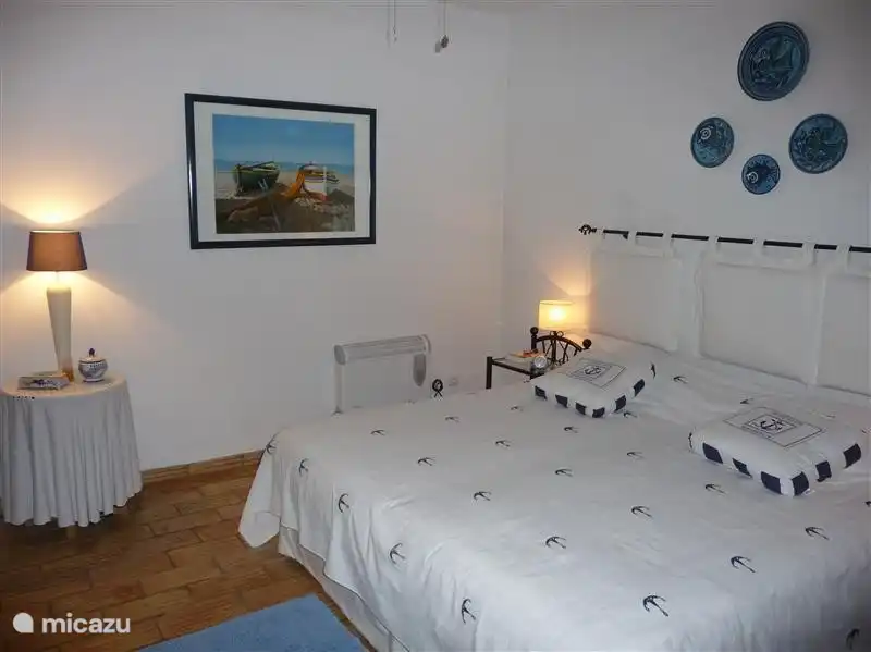 Master-Schlafzimmer mit extra breiten Bett und einem extra großen Kleiderschrank. Schiebetür zum angrenzenden privaten Pool.