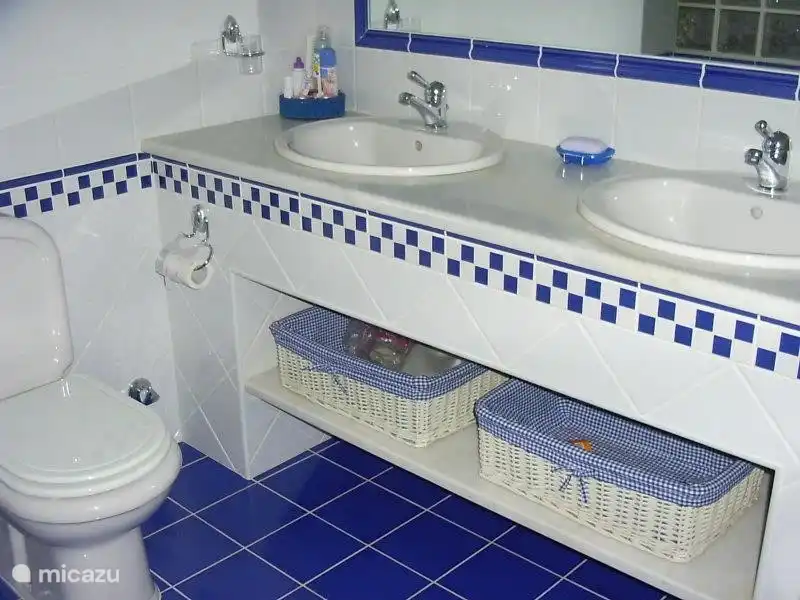 Schönes, geräumiges Bad mit Dusche.