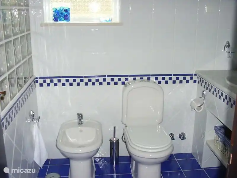 Ein weiterer Blick auf die blaue Badezimmer.