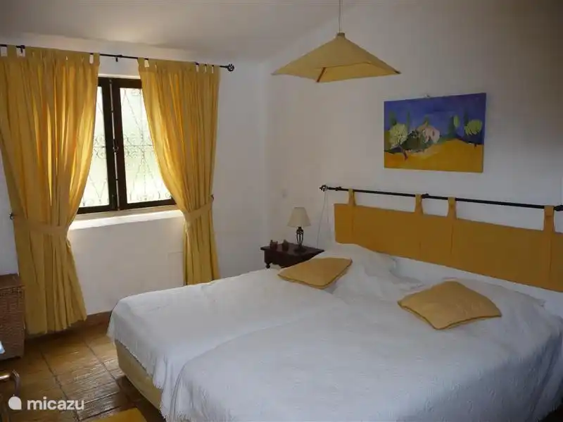 Eines der drei Schlafzimmer mit Blick auf den Hinterhof. Das Zimmer verfügt über einen geräumigen Kleiderschrank