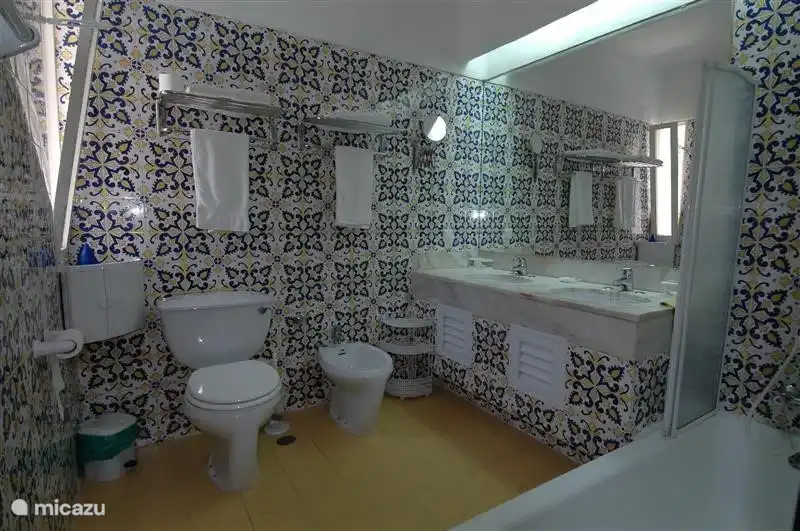 Einer von zwei geräumige Badezimmer mit eingelassener Badewanne.