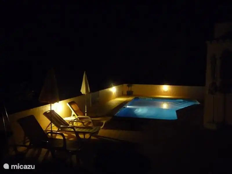 In den warmen Sommerabende bei einem Glas am gemütlichen beleuchteten Pool.