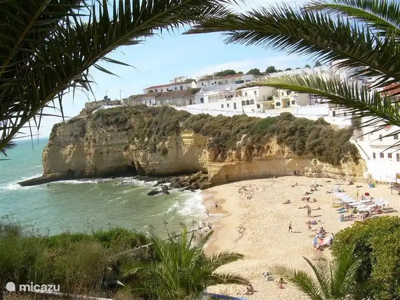 Privater Pool in der Nacht beleuchtet.