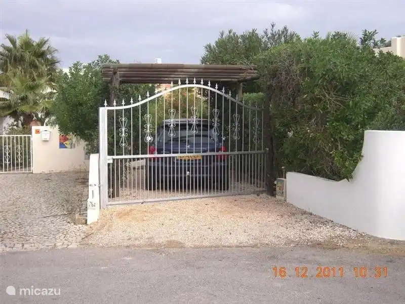 Der schöne Strand von Carvoeiro, gemütliche zwischen hohen Felsen.