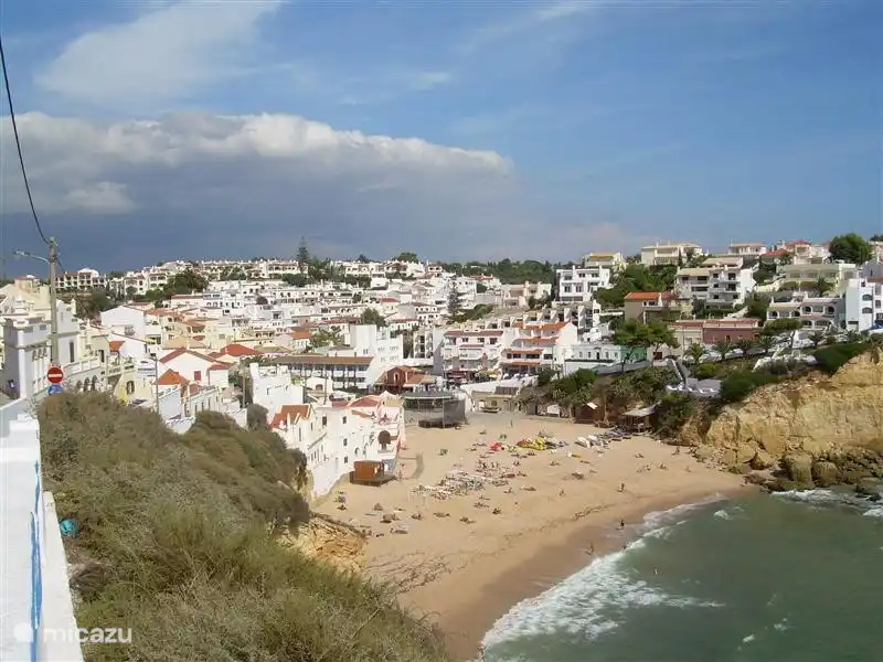 Um den Rest der privaten Pool mit einem Besuch der lebhaften Treiben der kommunale Schwimmbäder und großartige Restaurants von Quinta do Paraiso, die Sie kostenlos nutzen können abwechseln.
