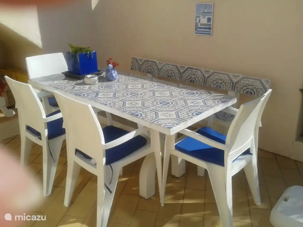 Der Essbereich im Freien ist nützlich, wenn Sie den großen Grill nutzen möchten.