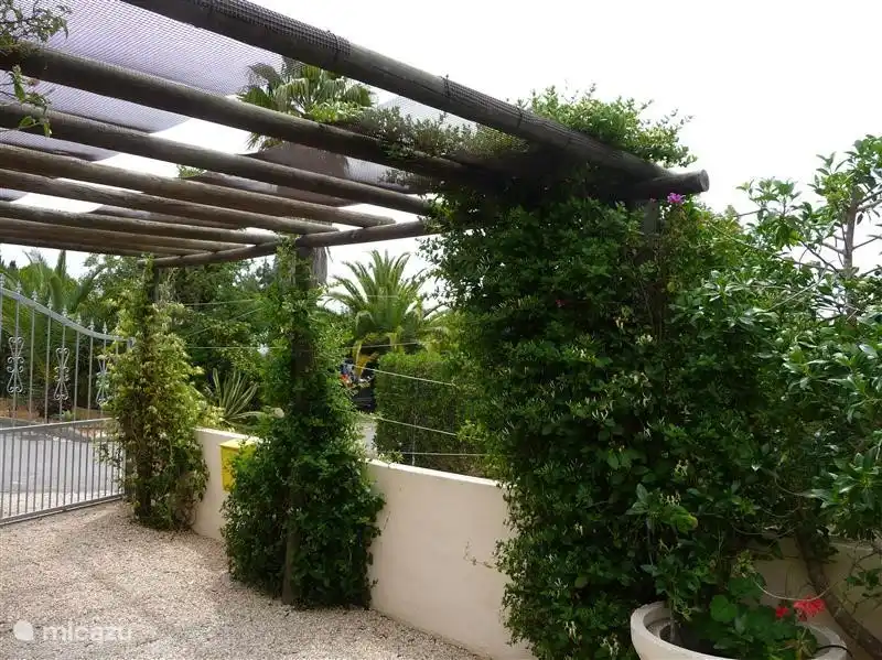 Der Carport geschlossen mit einem Tor. Eine ideale Schatten für das Auto.