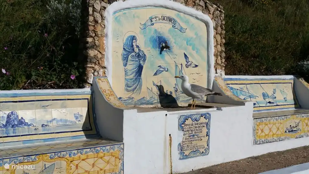 Ein Prunkstück beim Verlassen des Dorfes, ein wunderschönes Kacheltableau.