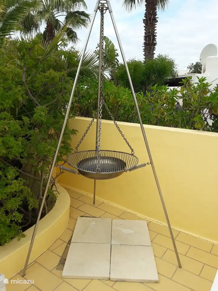 Ein köstlicher großer Grill am Pool.